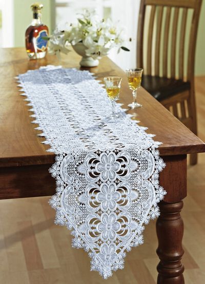Magische tafeldecoratie van gebroken wit kant 