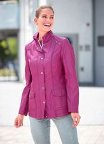 Jas met decoratieve klinknagels op de schouders 