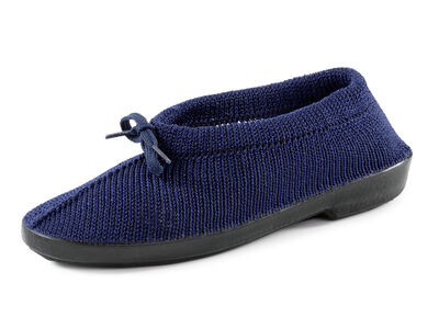 Slippers van elastisch gebreid materiaal met vetersluiting 
