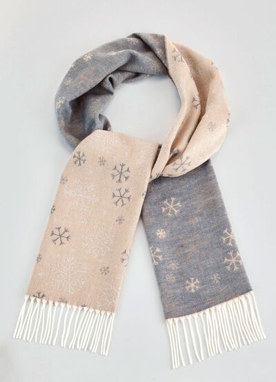 Sjaal met sneeuwvlokdesign 