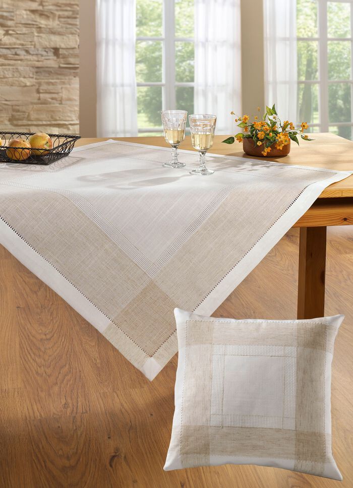 Klassieke tafel- en kamerdecoratie met linnen 