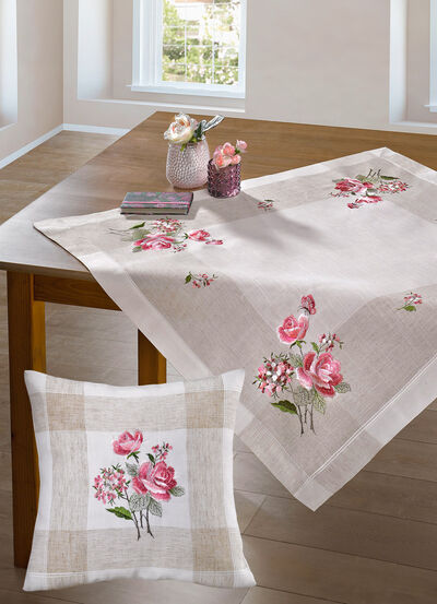 Tafel- en kamerdecoratie met een betoverend rozenontwerp 