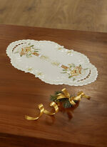 Liefdevol geborduurde tafel- en kamerdecoratie MULTICOLOR