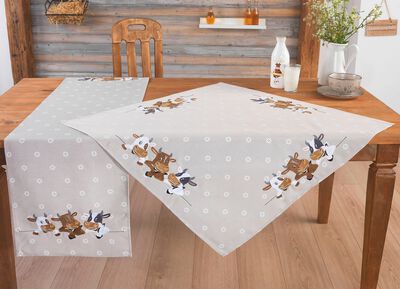 Tafelkleed met uitgebreid borduurwerk 