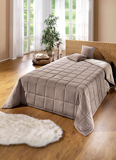 Sprei met geruite quilting en lintbinding 