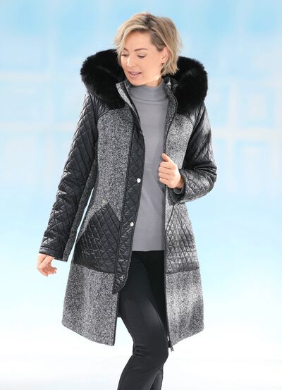 Korte jas van een trendy materiaalmix 