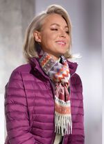 Sjaal met grafisch ontwerp 