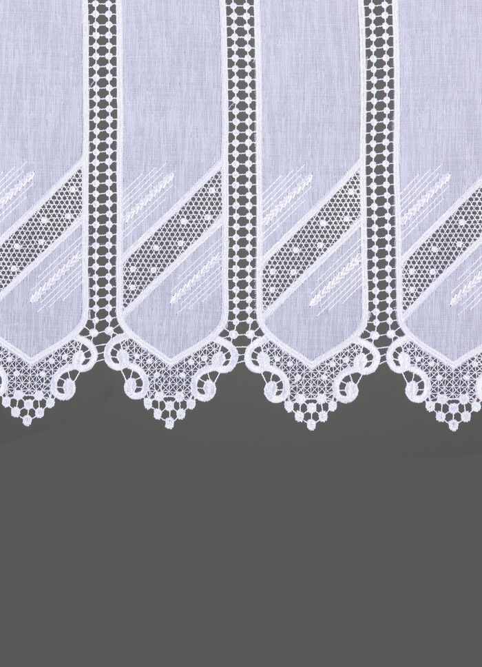 Klein raamgordijn met macramé afwerking 