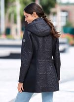 Jas van trendy materiaalmix 