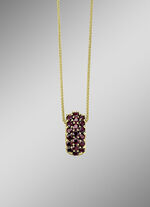 Vergulde hanger met granaat 