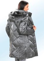 Korte jas met figuurvriendelijke overlangse stiknaden 