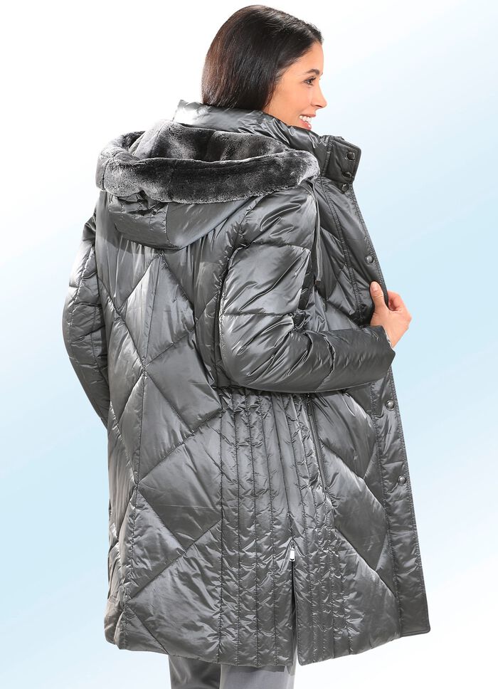 Korte jas met figuurvriendelijke overlangse stiknaden 