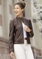 Kort leren jasje met klinknagels 