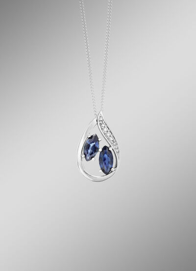 Elegantie in druppelvorm: hanger met saffier en 4 diamanten 