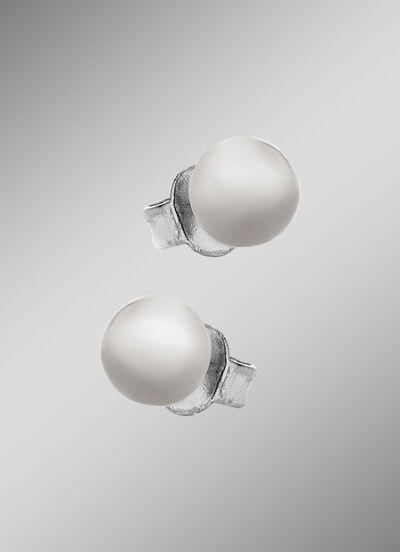 Kleine maar fijne bolvormige oorbellen van titanium 