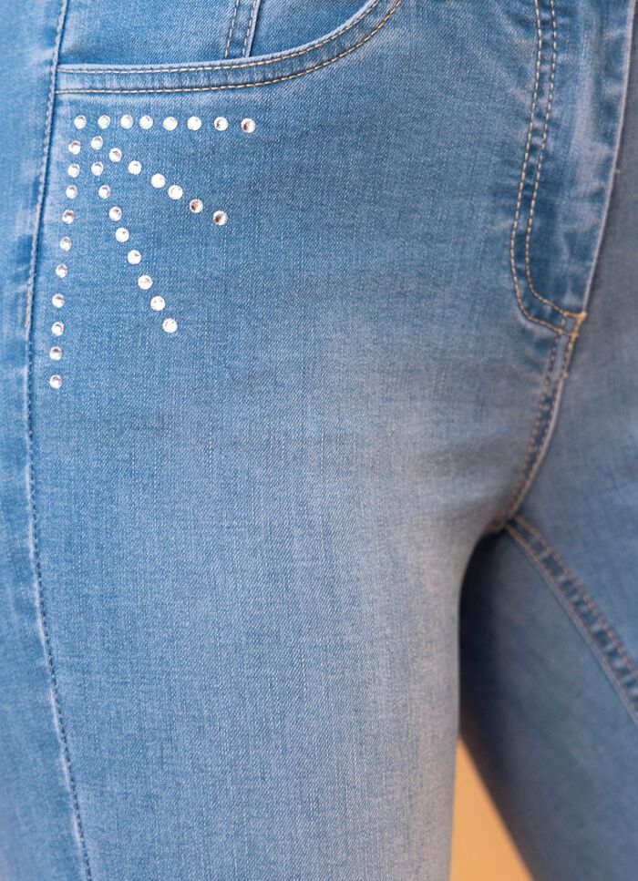 Jeans met extravagante strassversiering 