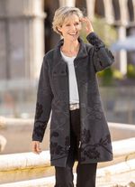 Lang vest met cloqu&eacute;-effecten 