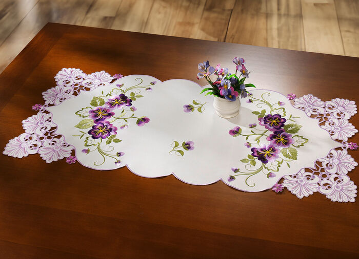 Tafel- en kamerdecoratie met bloemen in kantlook SEKT