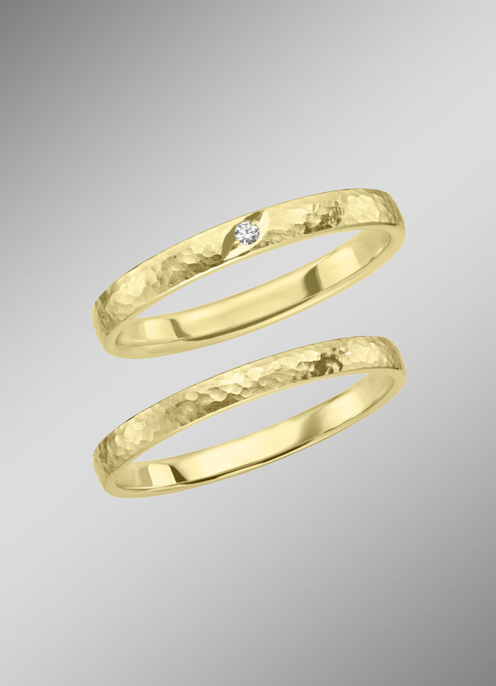 Trouwring in gehamerd design 