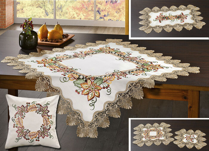 Rijkelijk vervaardigde accessoires met rijke blad- en rankversieringen 