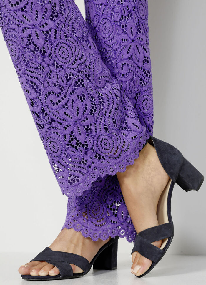 Broek met bloemenkant 