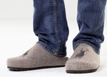 GINO GALANTE, trendy herenpantoffels, breedte H, met hertenborduursel SAND