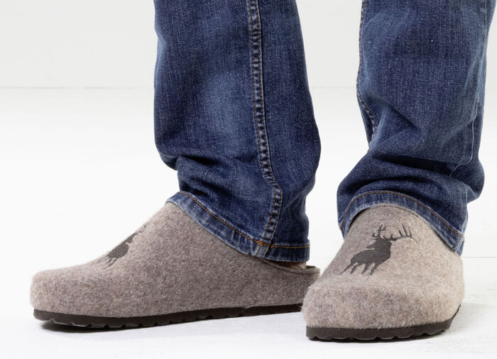 GINO GALANTE, trendy herenpantoffels, breedte H, met hertenborduursel SAND