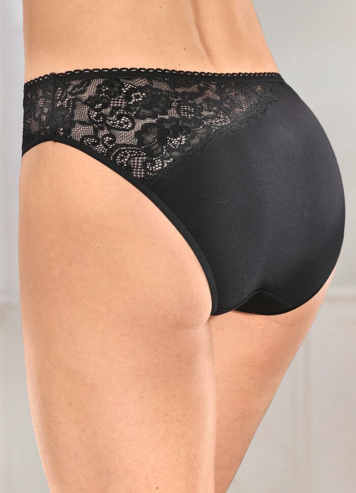 Set van vier slips met mooie elastische kant 