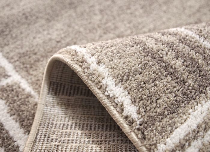 Bruggen en tapijten met fijn bewerkte randen 