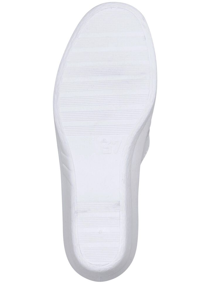 Muiltjes met decoratieve perforaties 