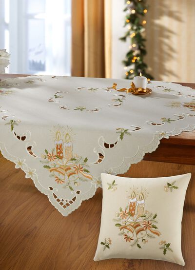 Liefdevol geborduurde tafel- en kamerdecoratie 