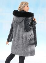 Korte jas van een trendy materiaalmix 