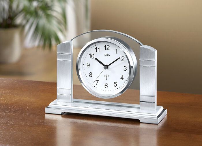 Tafelklok met achterwand van mineraalglas 