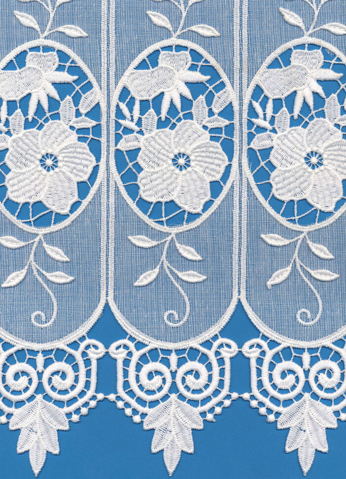 Korte venstervitrage met bloemen en macramé-kant 