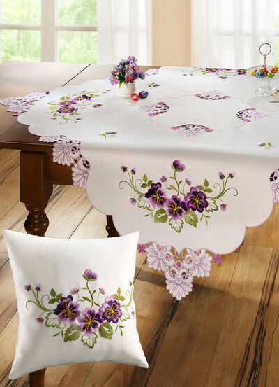 Tafel- en kamerdecoratie met bloemen in kantlook 
