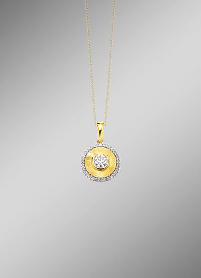 Stijlvolle hanger met briljant en diamanten 