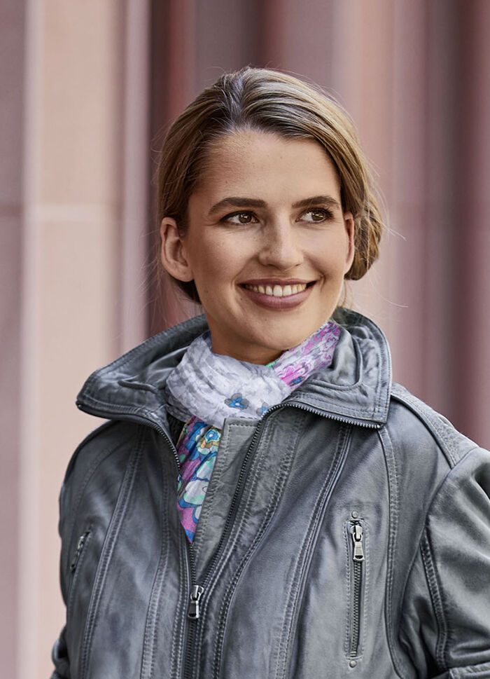 Sjaal met fantasiebloesemmotief 