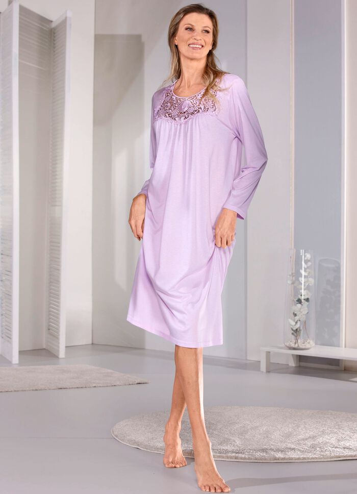 Nachthemd tot op de kuit met rijkelijk geborduurd bloemenkant 
