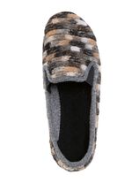 Slippers gemaakt van textielmateriaal met een patroon 