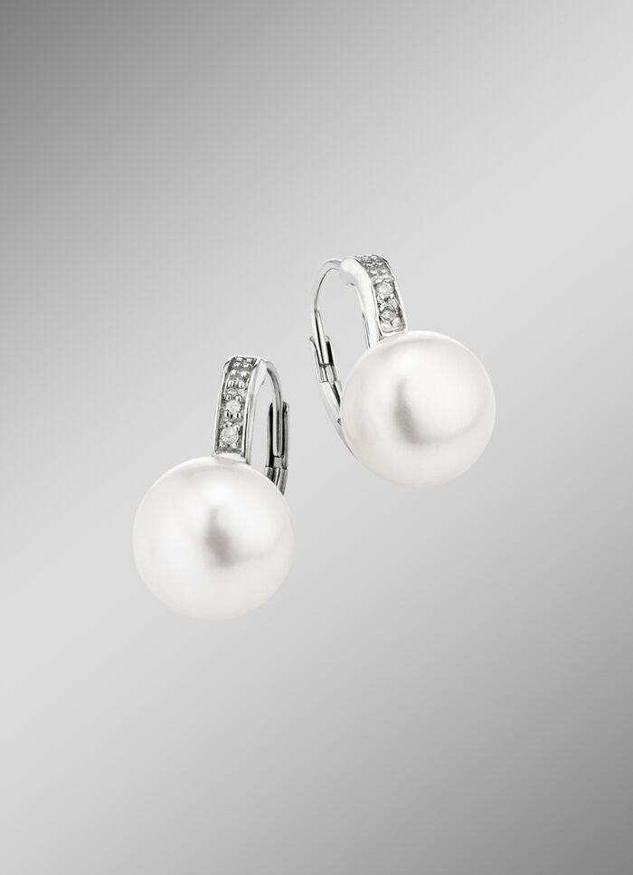 Oorbellen met zoetwaterkweekparels en diamanten 