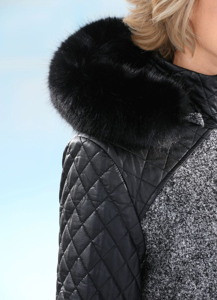 Korte jas van een trendy materiaalmix 