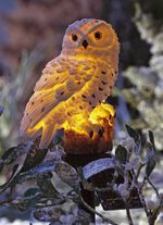 Sneeuwuil op zonne-energie gemaakt van polyresin 