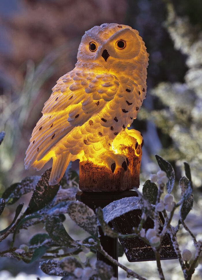 Sneeuwuil op zonne-energie gemaakt van polyresin 