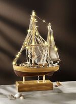 Verlichte houten vissersboot 