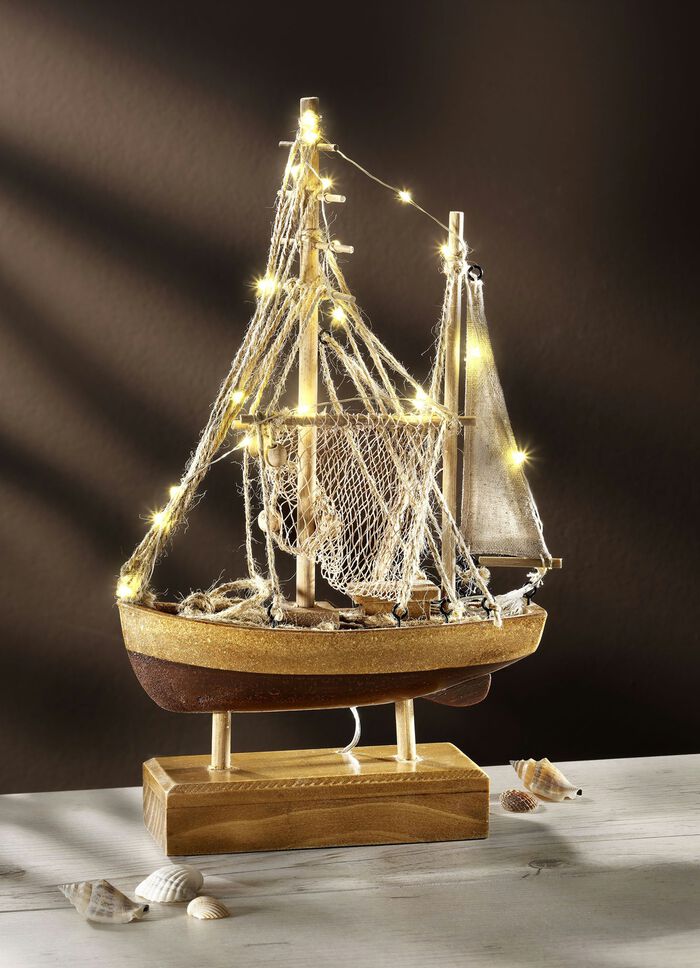 Verlichte houten vissersboot 