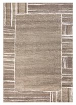 Bruggen en tapijten met fijn bewerkte randen 