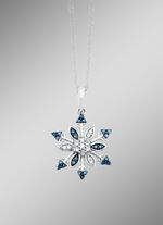 Sneeuwvlokhanger met witte en blauwe diamanten 
