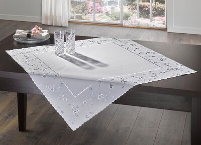 Geborduurde tafel- en kamerdecoratie met bloemenrand 