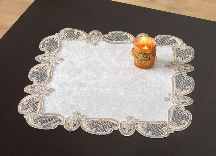 Tafelkleed of kussenhoes met subtiel bewerkte motieven 