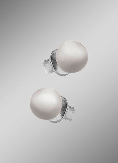 Kleine maar fijne bolvormige oorbellen van titanium 